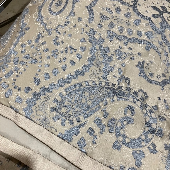 MARTHA STEWART COLLECTION QUEEN COMFORTER, TWO SHAMS & ONE BOLSTER - Picture 3 of 6